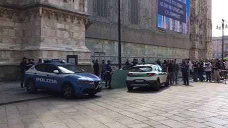 Sospettato di avere accoltellato un uomo, si suicida gettandosi dal Duomo di Milano