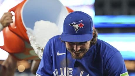 Barger keys late rally as Jays top Twins 9-8