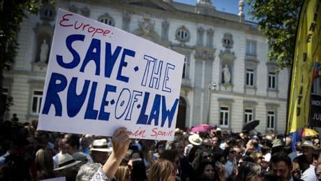 La protesta de los jueces contra el Gobierno reúne a cientos de personas frente al Supremo: “Salvemos el estado de derecho"