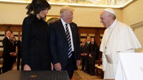 El 'desprecio' que le espera a Trump en el Vaticano: Biden fue blanco de sus burlas por lo mismo en el funeral de Isabel II