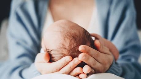 Dos semanas más de permiso para los padres de niños que nacen con discapacidad: "Es un alivio, pero insuficiente"