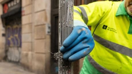 Barcelona retira un total de 24.640 carteles y pegatinas de los espacios públicos