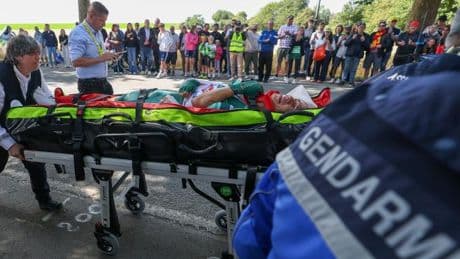 Knochenbrüche, zerfetzte Trikots, Blut – Sturzserie überschattet Tour-Auftakt