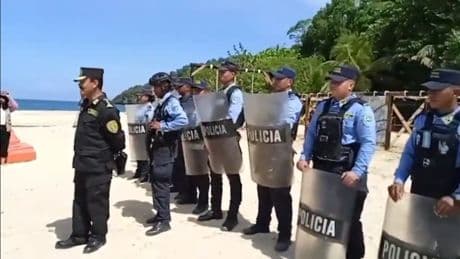 Tensión en el estreno de 'Supervivientes All Stars' por una protesta de la comunidad garífuna en la playa