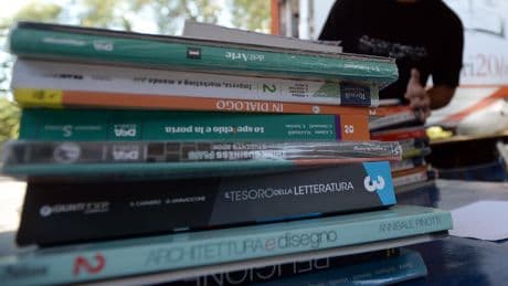 Caro libri di scuola 2025: spesa media oltre i 700 euro a studente