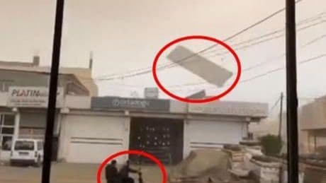 Fırtınada uçan levha tellere çarpıp yön değiştirdi! Motosikletteki 2 kişi ölümden döndü