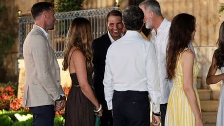 Un concursante de 'Supervivientes', el invitado más inesperado de los reyes en Marivent