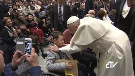 Pape François: en 2016, il avait rencontré Flavian, petit garçon de 9 ans atteint d'une forme grave d'épilepsie