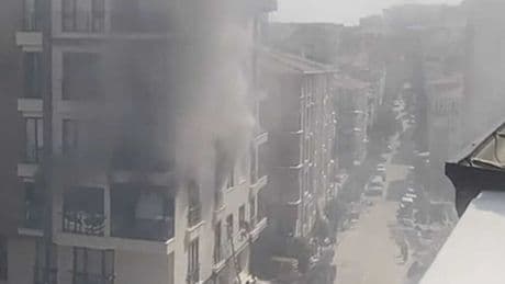 5 katlı binada can pazarı: 2 kişi pencereden atladı