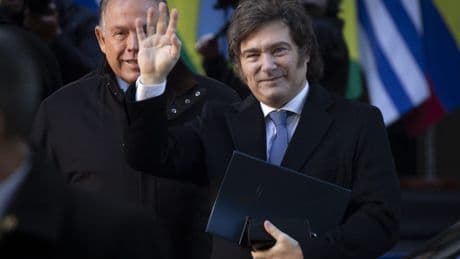 Con Milei la &quot;clase media&quot; ya alcanza al 39% de la población y baja la pobreza