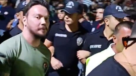 Çevik kuvvet polisleri Sinan Akçıl'a etten duvar ördü! Görüntülere tepki yağdı
