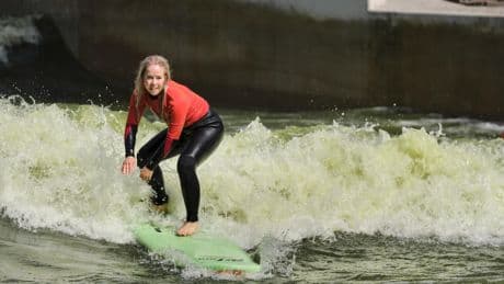 Surfen in hartje Rotterdam: geen zouthappen of schurend zand in bikini, wél louter perfecte golven