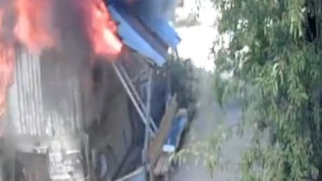İnsanlık ölmemiş! Anne ve engelli oğlunu kurtarmak için yanan eve girdi