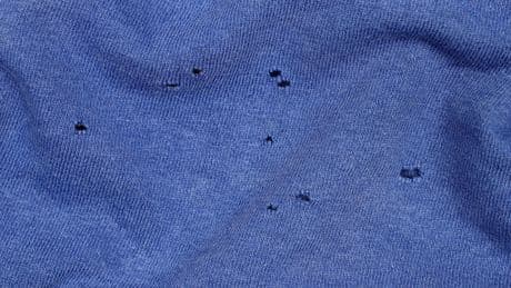 Kleine Löcher im T-Shirt? Die wahren Übeltäter sind näher als gedacht
