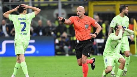 Y el Barça de Flick acabó hablando de los árbitros: las cuatro polémicas "al 50-50" de Marciniak en San Siro