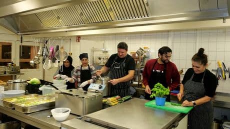 „Zuhause ist es langweilig“: Migranten werden für unsere Gastro fit gemacht