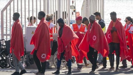El Gobierno plantea aprobar la regularización de unos 700.000 inmigrantes que están en España &#039;sin papeles&#039;
