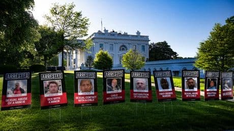 Donald Trump installe les portraits de 100 migrants arrêtés sur la pelouse de la Maison Blanche