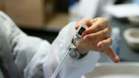 Covid, Pfizer difende il vaccino dopo le frasi di Trump: «Dati trasparenti in oltre 600 studi. Abbiamo salvato molte vite»