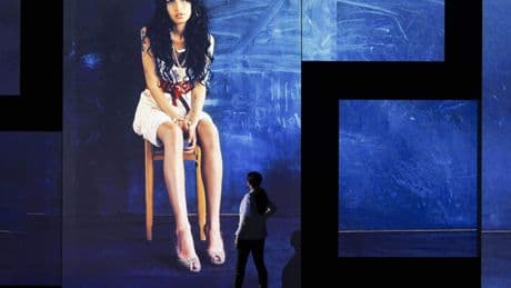 Ouders Amy Winehouse herdenken zangeres op sterfdag
