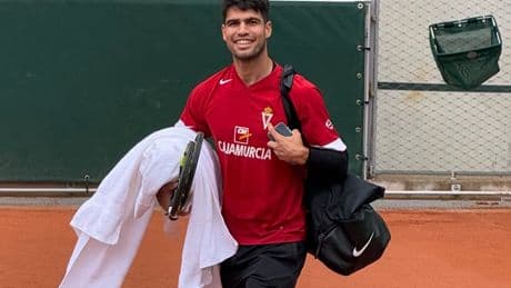 Carlos Alcaraz aparece en el entreno con la camiseta del Real Murcia