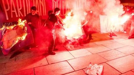 Torino, vietato sventolare bandiere ucraine. Gli antagonisti allontanano i militanti di Iv e +Europa