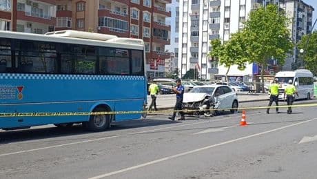 Otomobil ile halk otobüsü çarpıştı: Ölü ve yaralılar var
