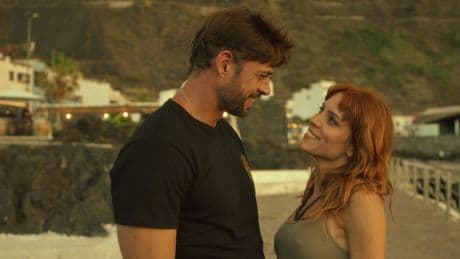 William Levy y Maggie Civantos viven un romance entre la lava en 'Bajo un volcán'