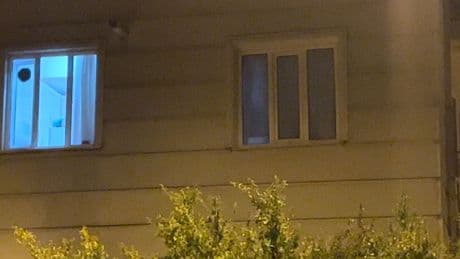 15 yaşındaki yeğenini bıçakladı, erkek arkadaşını sandalye ile darp etti