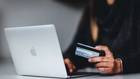 Consumo obligará a incluir los gastos de gestión en el precio final de las entradas compradas por internet