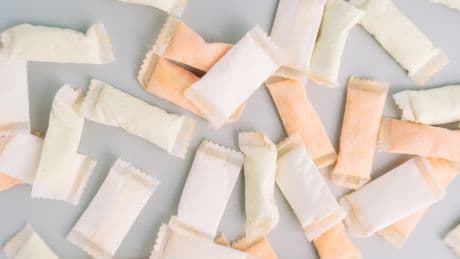 Les sachets de nicotine seront interdits en France en 2026, selon le Journal officiel