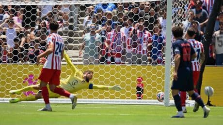 El Atlético se escuda en el arbitraje y el excesivo calor
