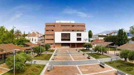 Polémica en Málaga: un Ayuntamiento contratará detectives para seguir a empleados públicos