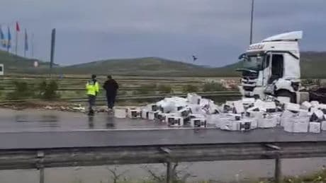 Gaziantep’te çikolata yüklü TIR’ın dorsesi devrildi