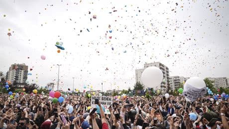 Babasının çağrısı binlerce kişi topladı! Kanseri yenen Ali Asaf için gökyüzüne balonlar bırakıldı
