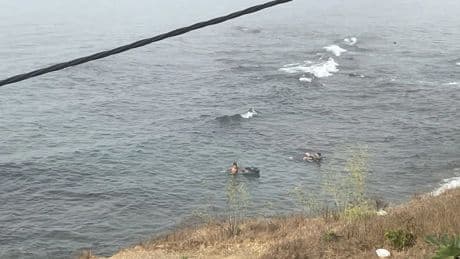 Casi cien personas intentan entrar a nado en Ceuta por segunda noche consecutiva
