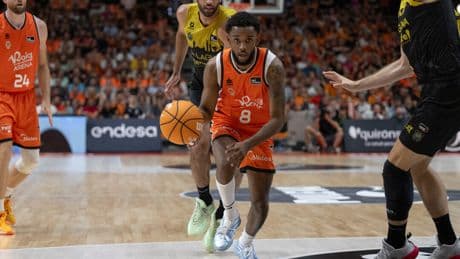 El Valencia agota al Tenerife y golpea primero en la semifinal