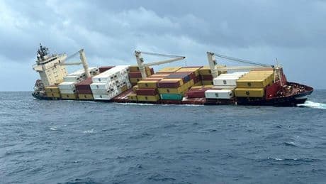 Containerschiff sinkt vor indischer Küste und verliert gefährliche Ladung