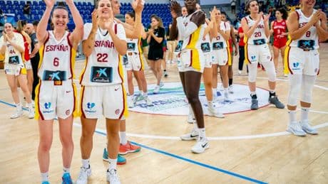 España gana a Portugal para seguir adelante con su preparación