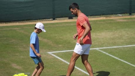 ’Novak Djokovic (38) ontvlucht Servië en begint met vrouw en kinderen nieuw leven in Griekenland na felle kritiek van tabloids’