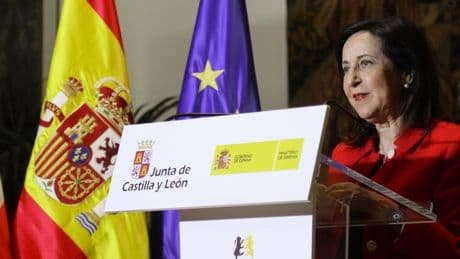 Robles sostiene que solo la UME puede atacar el fuego y acusa al PP de «demagogia» por pedir más medios militares