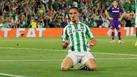 El recibimiento a un galáctico: el fichaje de Antony por el Betis desata la locura entre los aficionados en el aeropuerto