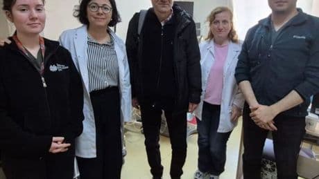 Kemiğe implante edilen cihazla yeniden duymaya başladı