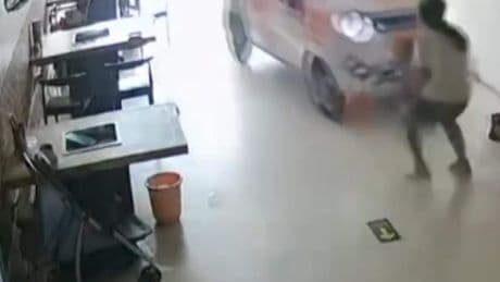 Kind in levensgevaar wanneer elektrisch voertuig dwars door pui rijdt