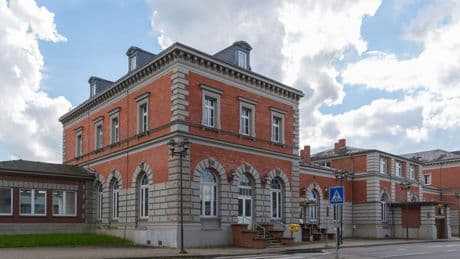 Flaggenstreit: In Bützow wehen AfD-Fahnen auf dem Bahnhofsdach