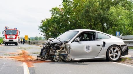 Zu viel Gas auf nasser Fahrbahn - Fahrer zerlegt Porsche an Leitplanke