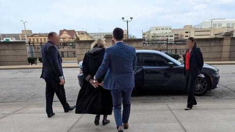 Imputan a la jueza detenida en Wisconsin por "obstruir" la detención de un migrante