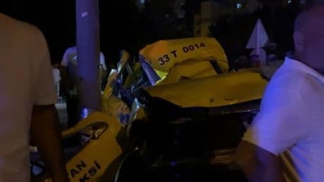 Mersin'de refüje çarpan taksideki 2 kişi öldü