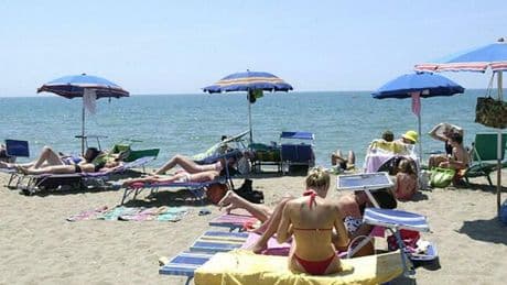 Turista italiana di 18 anni violentata su una spiaggia in Albania: la ragazza aggredita sui lettini, arrestato un 26enne con precedenti