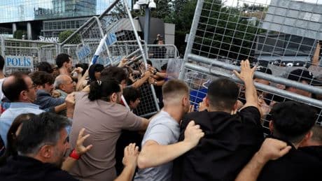 Türkei: Proteste vor CHP-Zentrale – Polizei setzt Tränengas ein